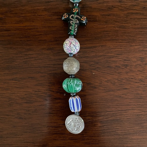 Beautiful glass beaded bracelet with cross accent in center. - Picture 4 of 6